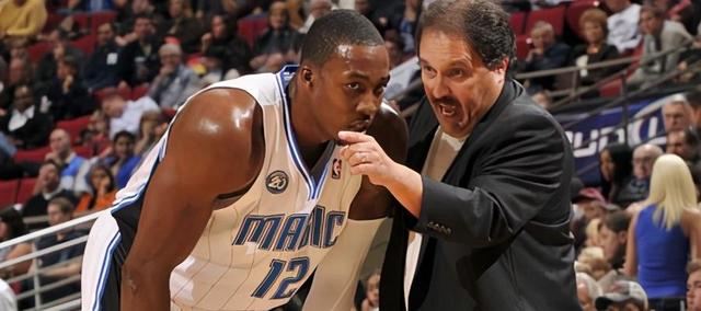 勇士外线三分连续暴走（勇士外线火力爆棚，三分狂飙不止）