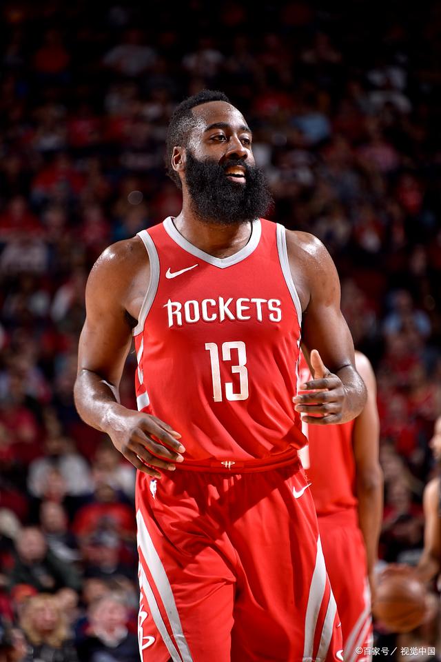 图片报：多特蒙德连伤两主力后卫，预计面临数周缺阵（图片报称，多特蒙德两名主力后卫先后受伤，预计将缺阵数周）