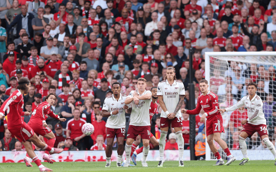 记者：弗拉霍维奇遭佛罗伦萨球迷种族歧视侮辱，导致比赛中断（弗拉霍维奇遭佛罗伦萨球迷种族歧视，比赛一度中断）