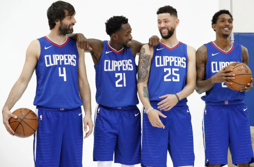 詹姆斯更新社媒晒打高尔夫片段：想打小鸟球，就差一点点！（詹姆斯社媒晒高尔夫视频：小鸟球就差一点）