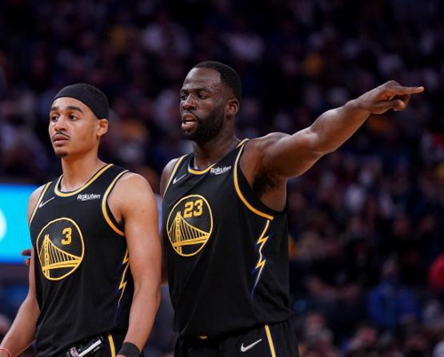 那不勒斯夺冠庆功晚宴邀请歌手一同庆祝，孔蒂现场献唱（那不勒斯夺冠晚宴邀歌手同庆，孔蒂现场开嗓献唱）