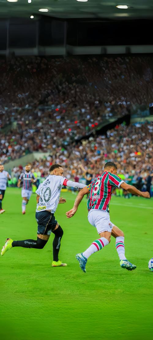 尤文全队和球迷一起出现在登机口，斯帕莱蒂和球迷们友好互动（尤文全队与球迷齐聚登机口，斯帕莱蒂亲切互动）