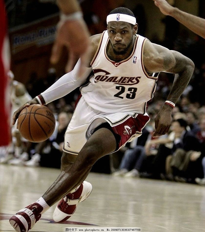 新卡牌大师？皇马本场主裁金特罗本赛季8场西甲出示8红44黄（卡牌大师驾到？执法皇马之战的金特罗本季8场西甲出示44黄8红）