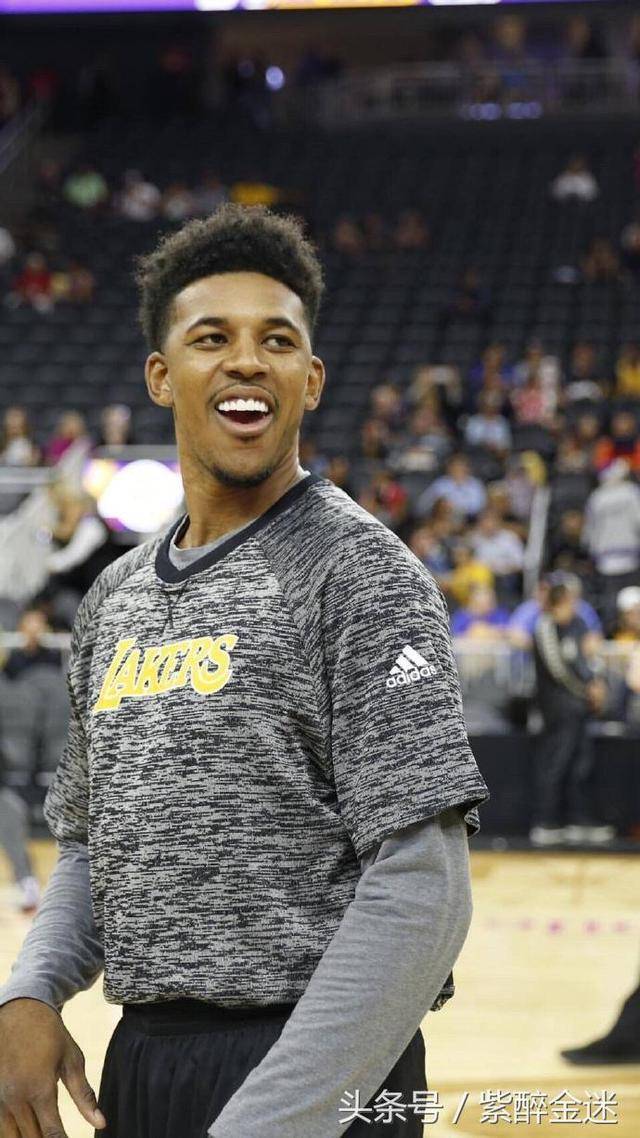 足球+音乐会，河南主帅拉莫斯当乐团指挥&阿奇姆彭等球员参加（足球遇见音乐：河南主帅拉莫斯化身指挥，阿奇姆彭等球员参与）