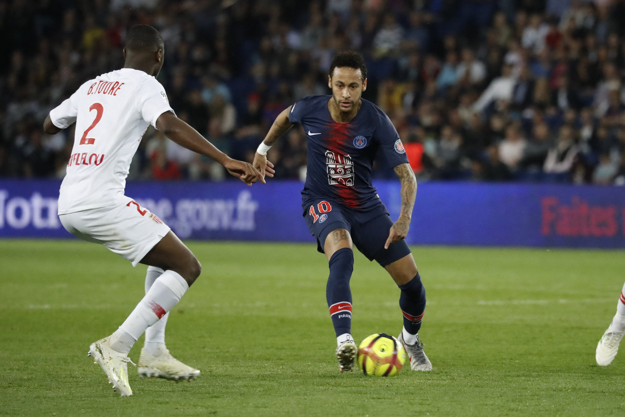 NBA杯决赛尼克斯vs马刺：唐斯路过冠军奖杯时顺手摸了一下（NBA杯决赛尼克斯对阵马刺：唐斯走过冠军奖杯时顺手摸了摸）