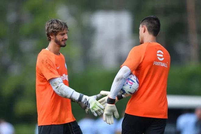 湖人詹姆斯关键三分锁定胜利（詹姆斯命中关键三分助湖人锁定胜局）