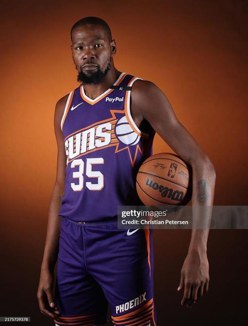 黄健翔：可以考虑将沃尔特马德的译名叫做华特马、怀德马（黄健翔建议将沃尔特马德译为华特马或怀德马）