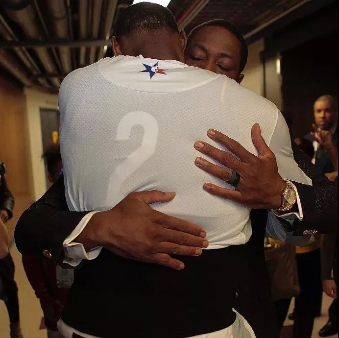 记者：多家豪门有意荷甲19岁中场斯密特，后者被标价2200万镑（记者称，多家豪门追逐荷甲19岁中场斯密特，标价2200万英镑）