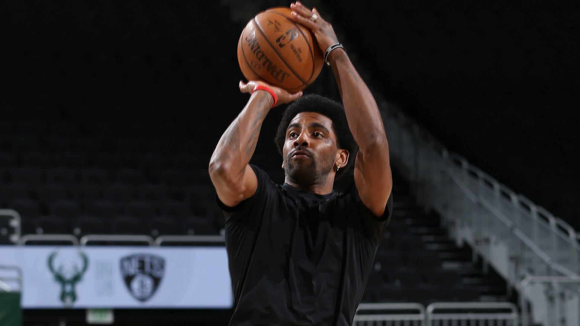 活力十足！伊森连续拿分 帮助火箭保持场上优势（能量爆棚！伊森连连得分助火箭稳住场上优势）